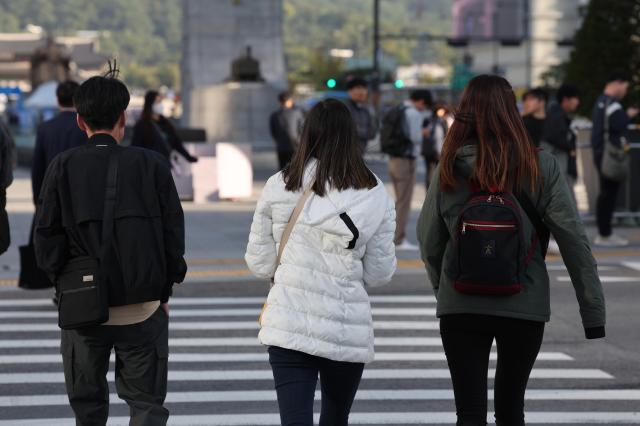 지난 5일 쌀쌀한 가을 날씨 탓에 시민들이 긴팔 옷을 입고 발걸음을 재촉하고 있다 사진연합뉴스