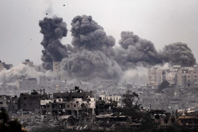 29일현지시간 이스라엘군의 폭격으로 팔레스타인 가자지구 건물 여러 채가 한꺼번에 무너지며 거대한 먼지구름이 일고 있다 이스라엘 남부 스데로트에서 바라본 가자지구에는 성한 건물이 거의 없다 사진AFP 연합뉴스
