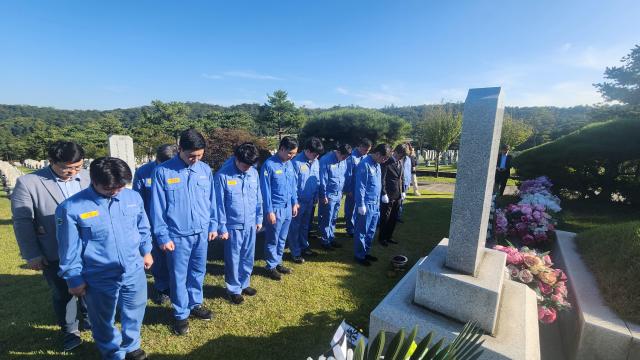 포스코노동조합이 10일 서울 동작구 국립서울현충원에서 중앙노동위원회 조정 신청에 대한 기자회견을 가진 후 고故 박태준 초대 회장의 묘소에 참배하고 있다