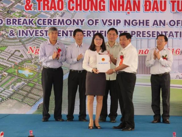 응에안성 응에안 VSIP 공단 투자자에 투자증명서 전달 사진베트남통신사