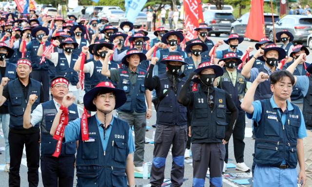 포스코노동조합이 지난 9월 6일 오후 전남 광양제철소 앞에서 쟁의대책위원회 출범식을 개최하고 있다 사진연합뉴스