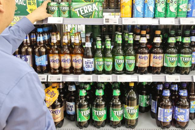 서울 한 대형마트에 진열된 하이트진로의 맥주 제품들 사진연합뉴스