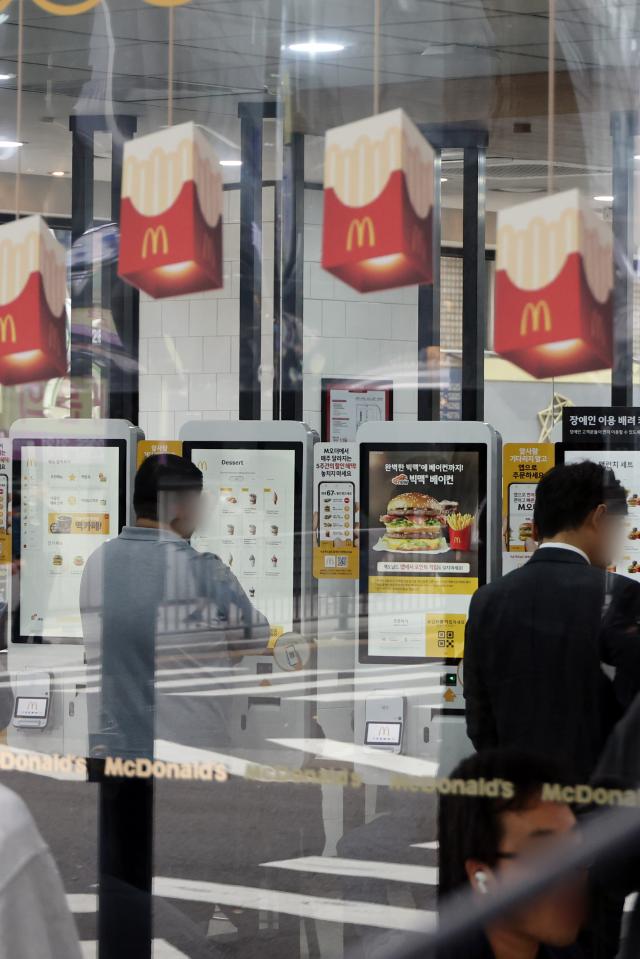 맥도날드가 오는 2일부터 13개 메뉴의 가격을 평균 37 인상한다고 밝혔다 사진은 서울의 한 맥도날드 매장 사진연합뉴스
