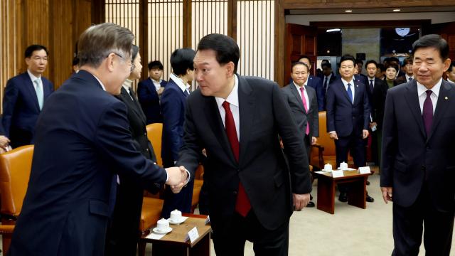 인사나누는 윤석열 대통령과 이재명 대표 
    서울연합뉴스 진성철 기자  2024년도 예산안 및 기금운용계획안 대통령 시정연설을 위해 국회를 찾은 윤석열 대통령이 31일 국회 의장실에서 열린 국회 의장단 여야대표 5부 요인과의 사전 환담에서 더불어민주당 이재명 대표와 인사하고 있다   20231031
    zjinynacokr2023-10-31 102857
저작권자 ⓒ 1980-2023 ㈜연합뉴스 무단 전재 재배포 금지저작권자 ⓒ 1980-2023 ㈜연합뉴스 무단 전재 재배포 금지