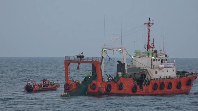 해수부 어구 수거선이 제주 인근 우리 EEZ에 불법 설치된 중국 안강망 어구를 철거하고 있다 사진해수부