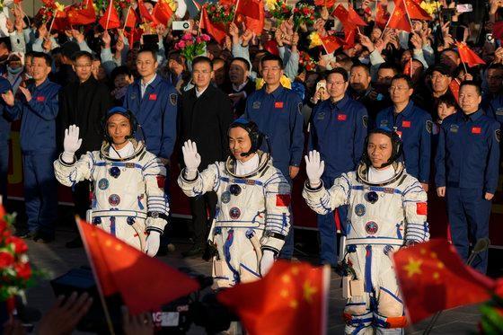 중국의 유인 우주선 선저우 17호에 탑승하는 우주비행사들왼쪽부터 장신린 탕훙보 탕성제이 26일 주취안 위성발사센터에서 열린 환송식에 참석하고 있다 AP연합뉴스