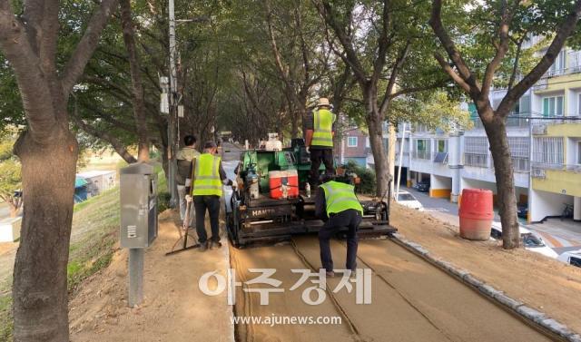 대구 동구 공항교에서 아양교에 이르는 약 16km 구간에 마사토길이 조성되어  ‘금호강변 제방 벚나무 마사토길 사업’의 1차 구간이 완공됐다 사진대구동구