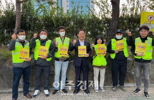 수성구 가을 행락철 관광버스 불법투기 특별 단속반이 올바른 쓰레기 배출법을 홍보했다 사진대구수성구청