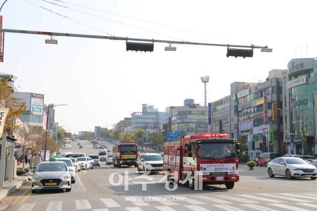 동해소방서가 천곡동 일원에서 골든타임 확보를 위해 소방차 길 터주기 훈련을 실시하고 있다사진동해소방서
