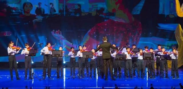 문화 교류 갈라쇼에서 바이올린 연주를 하고 있는 요화 옌타이  요중 칭다오 학생들사진중국 옌타이 요화국제학교
