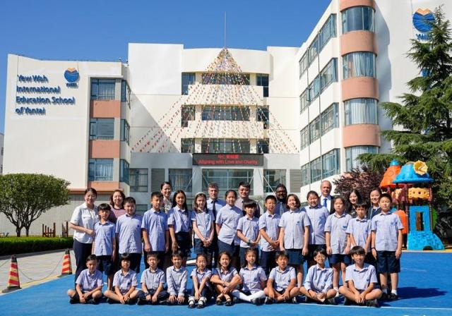 합동 리허설을 위해 모인 요화 옌타이 캠퍼스에서 교사와 단원들의 모습사진중국 옌타이 요화국제학교