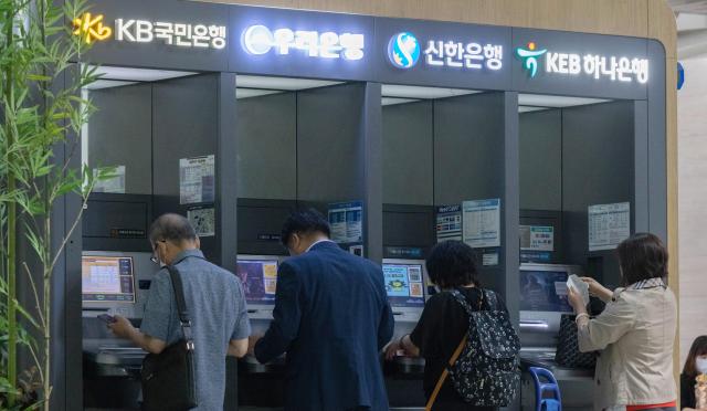 서울 시내에 설치돼 있는 주요 시중은행 현금자동입출금기ATM 사진유대길 기자 dbeorlf123ajunewscom