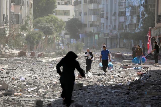 팔레스타인 무장 정파 하마스와 이스라엘 간 교전이 계속되는 가운데 지난 10월 30일현지시간 가자지구에서 주민들이 이스라엘 공습으로 파괴된 집을 떠나고 있다 사진AP 연합뉴스