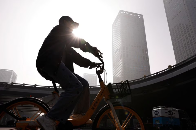 1일 중국 베이징이 스모그에 휩싸인 가운데 한 시민이 자전거를 타고 중심업무지구CBD를 지나치고 있습니다 사진로이터연합뉴스 