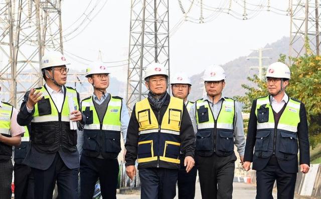 김동철 한국전력 사장노랑색 안전조끼이 동서울변환소 공사현장을 점검하고 있는 모습사진한국전력