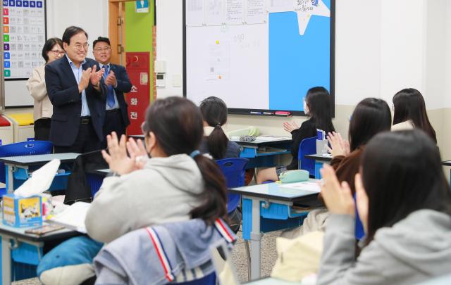 서거석 전북교육감이 전주사대부고를 찾아 수험생들을 격려하고 있다사진전북교육청