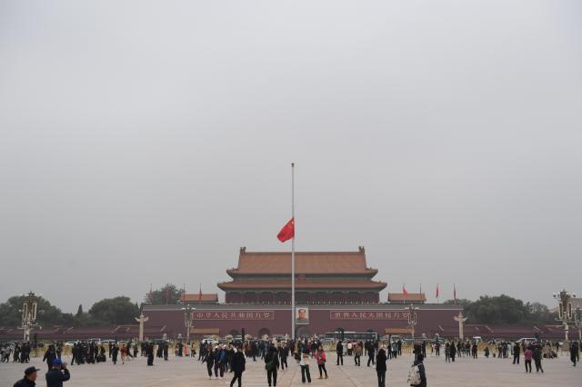 2일 중국 수도 베이징 톈안먼광장에 리창 전 국무원 총리를 추모하기 위해 국기가 게양됐다 