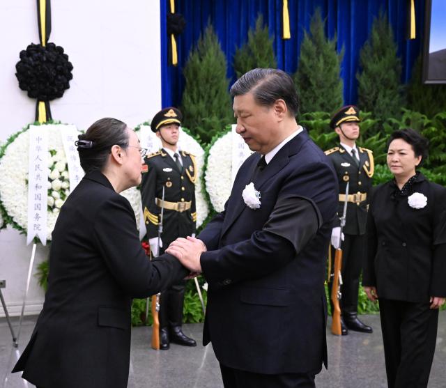 s시진핑習近平 중국 국가주석이 2일 오전 중국 베이징에서 진행된 고 리커창李克強 총리 영결식에 참석했다 영결식에서 시 주석이 리 전 총리의 미망인인 청훙程紅 여사의 손을 잡고 애도하고 있다 