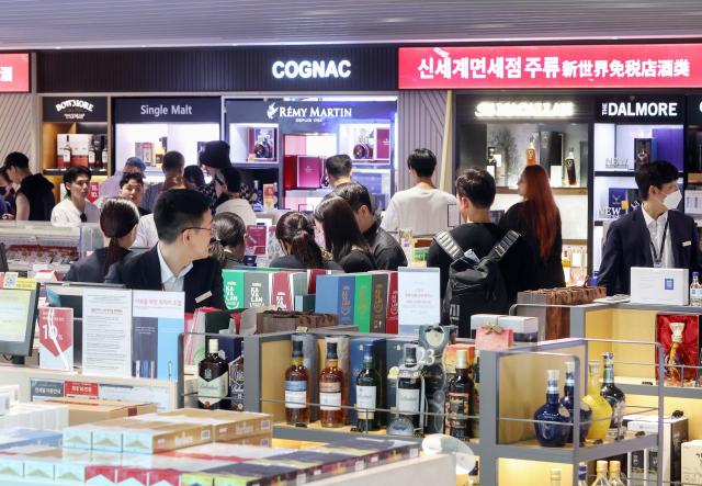 Khu vực bán rượu tại Cửa hàng miễn thuế Shinsegae chi nhánh sân bay ẢnhShinsegae Duty Free