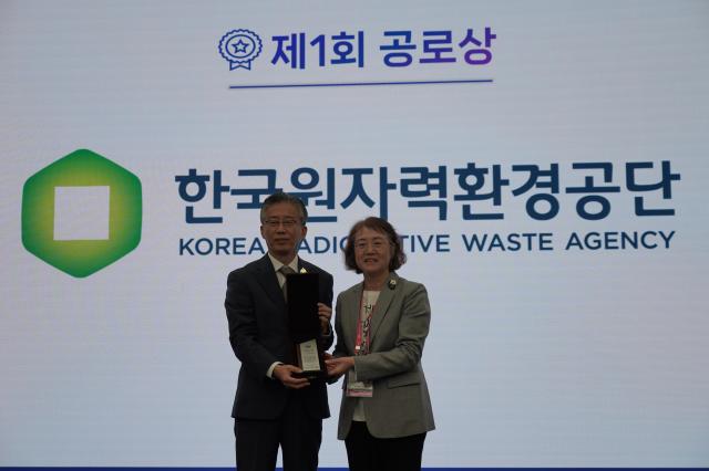 공단은 제주국제컨벤션센터에서 개최된 한국방사성폐기물학회 2023 추계학술발표회에서 방사성폐기물 및 사용후핵연료에 관한 학술 발전에 크게 기여한 공로를 인정받아 단체 공로상을 수상했다 사진한국원자력환경공단