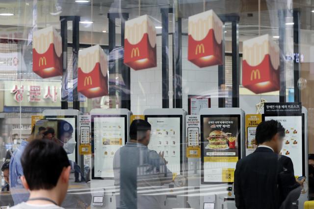 맥도날드가 이달 2일부터 13개 메뉴의 가격을 평균 37 인상했다 사진은 지난달 26일 서울의 한 맥도날드 매장 사진연합뉴스