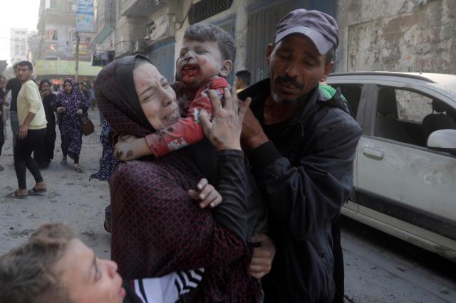 11월 2일현지시간 이스라엘군의 폭격을 당한 가자지구 부레이 난민촌에서 팔레스타인 여성이 다친 아들을 안고 울고 있다 사진AP 연합뉴스
