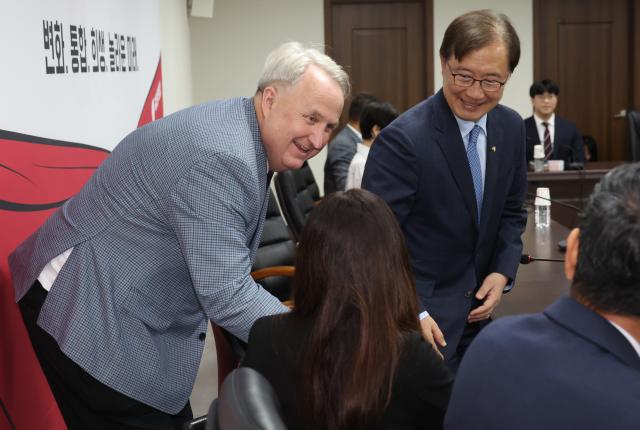 인요한 국민의힘 혁신위원장과 최재형 의원이 3일 여의도 당사에서 열린 제3차 전체회의에 입장하고 있다 사진연합뉴스