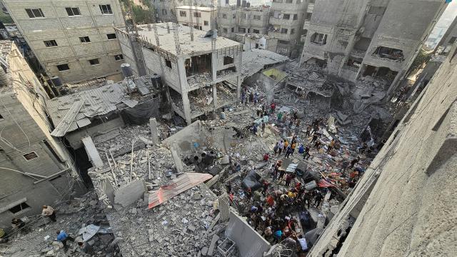 가자지구 북부 자발리아 난민촌 주민들이 2일현지시간 이스라엘의 공습으로 파괴된 주택 잔해 속에서 사상자를 찾고 있다 이스라엘군은 지난달 31일 이후 사흘 연속으로 자발리아 난민촌을 공습했다 사진연합뉴스