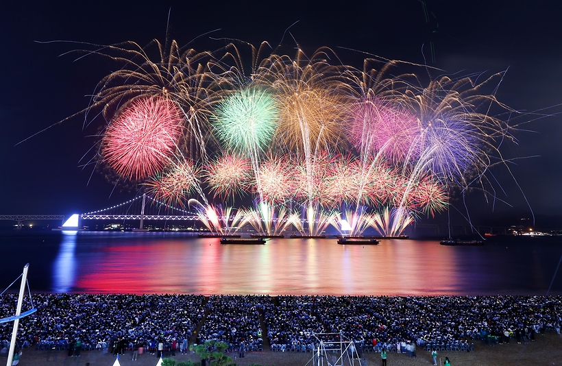 [슬라이드 포토] 광안리 가득 메운 부산불꽃축제 인파