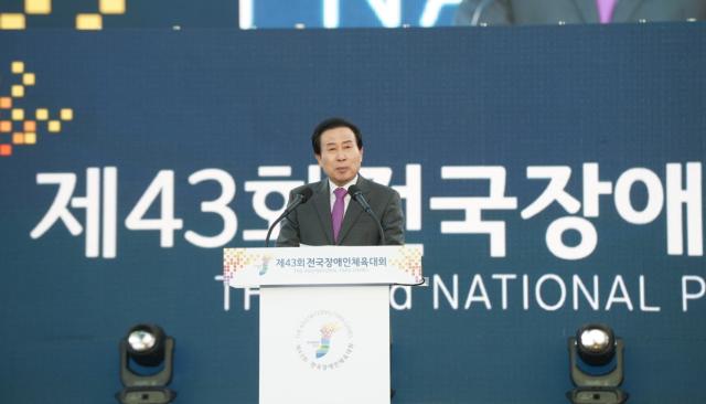 1 박홍률 목포시장이 제43회 전국장애인체육대회 개회선언을 하고 있다사진목포시 제공
