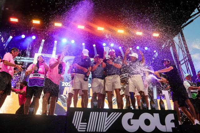 LIV 골프 인비테이셔널 시리즈 선수들이 지난 22일 미국 플로리다주 도럴의 트럼프 내셔널 도널에서 열린 팀 챔피언십 시상대에서 자축하고 있다 사진USA투데이·연합뉴스