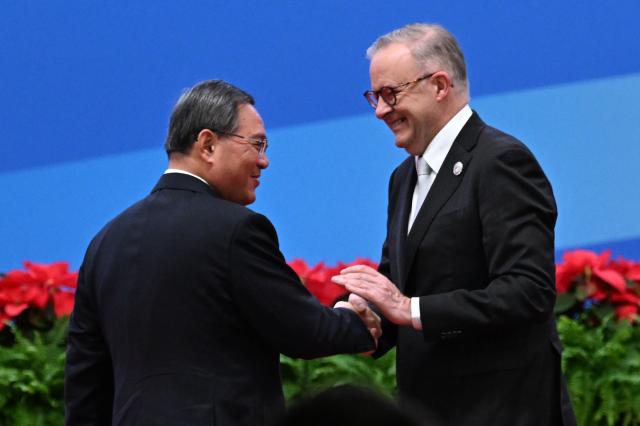 epa10958795 Chinas Premier Li Qiang L greets Australias Prime Minister Anthony Albanese R during the China International Import Expo opening session in Shanghai China 05 November 2023 Anthony Albanese will hold talks in China with President Xi Jinping in the first visit to the Asian nation by a sitting prime minister since 2016  EPALUKAS COCH AUSTRALIA AND NEW ZEALAND OUT2023-11-05 125446
저작권자 ⓒ 1980-2023 ㈜연합뉴스 무단 전재 재배포 금지undefined