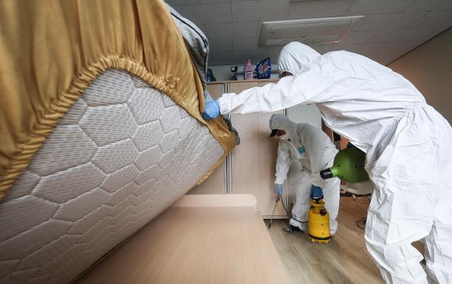 지난 19일 대구의 한 대학교 기숙사에서 빈대가 발견돼 방역업체 관계자들이 침대를 소독하고 있다기사 내용과 직접 관련 없음 사진연합뉴스
