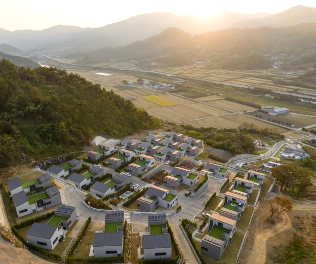 DL이앤씨가 전남 구례군 산동면에 준공한 국내 최초의 타운형 모듈러 단독주택 단지 모습 사진DL이앤씨