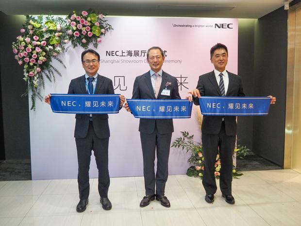 NEC 중국은 2일 상하이시에서 전시실 개설 행사를 가졌다 왼쪽부터 이나바 타카유키 NEC 중국 사장 아카마쓰 슈이치 주상하이 일본총영사