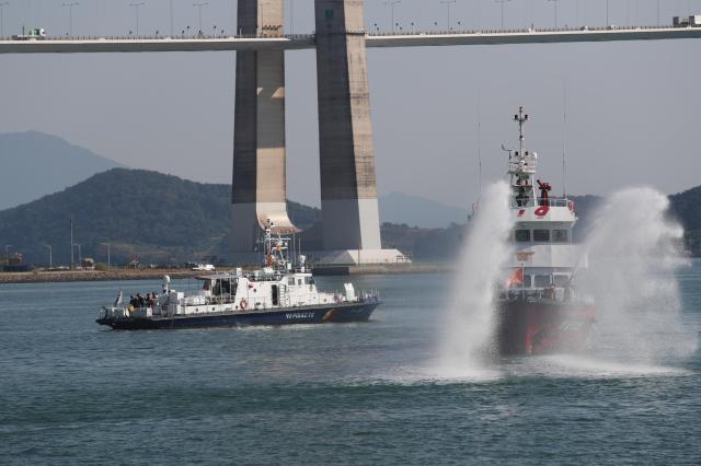 23일 전남 광양항 해상에서 2023년 재난대응 안전한국훈련이 진행 중이다 사진연합뉴스
