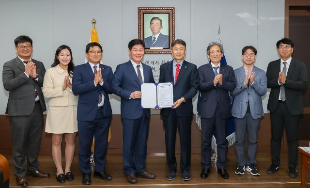 영남대학교와 경북신용보증재단이 업무협약을 체결했다 왼쪽 네 번째부터 김세환 이사장 최외출 총장사진영남대학교