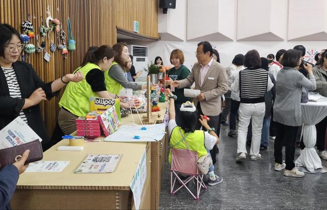 하남시청 대회의실에서 열린 평생학습마을 성과공유회에서 이현재 하남시장이 참석해 평생학습마을 프로그램과 체험부스를 둘러보고 있다 사진하남시