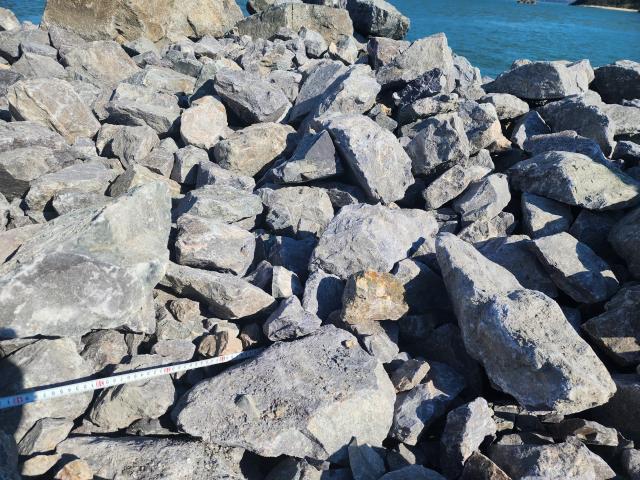  해남의 한 현장 공정에서 0015003㎥어른 머리 크기 정도일정한 크기의 돌들이 시공토록 설계됐지만 제각각 크기의 잡석들로 채워져있다사진김옥현 기자