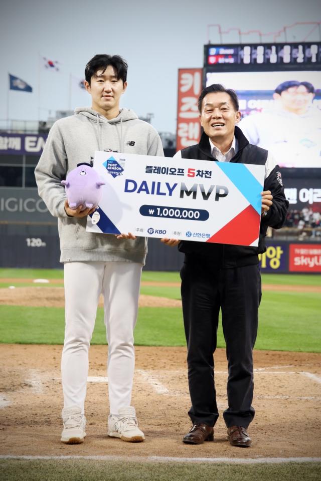 이재준 수원특례시장이 데일리 MVP로 선정된 김민혁 선수와 기념사진을 촬영하고 있다 사진수원시