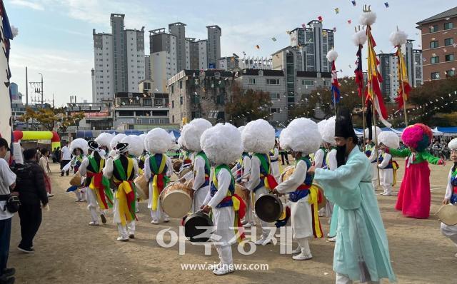 지난 4일 동도초등학교 운동장에서 열린 ‘2023년 생생문화재 사업’ 농악 공연이다 사진대구수성구