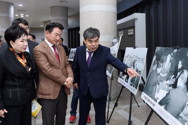김동근 의정부시장왼쪽 두번째이 5일 의정부예술의전당에서 열린 제6회 바둑의 날 기념식 및 2023 KB국민은행 의정부 수담手談 행사에 참석해 고 조남철 국수 탄생 100주년 기념 사진을 살펴보고 있다사진의정부시