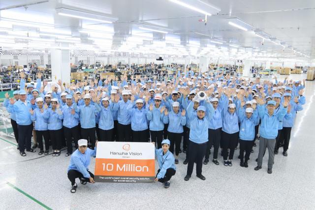 Các nhân viên tại nhà máy của  Hanwha Vision Việt Nam chụp ảnh kỷ niệm thành tích ghi nhận sản phẩm tích lũy thứ 10 triệu ẢnhHanwha VIsion