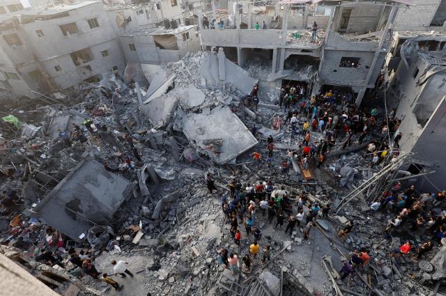 11월 5일현지시간 가자지구 중부 알마가지 난민촌 주민들이 공습으로 파괴된 주택 잔해 속에서 사상자를 찾고 있다 사진로이터 연합뉴스
