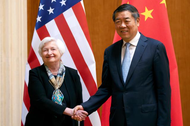 미국 재무부 재닛 옐런 장관왼쪽이 지난 7월 8일 중국 베이징을 방문 허리펑 국무부 장관을 만나 악수하고 있다 사진EPA 연합뉴스