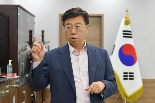 Le maire Shin Sang-jin trouve un marché sûr et pratique, digne de la réputation du plus grand marché de cinq jours élu par le peuple du pays.