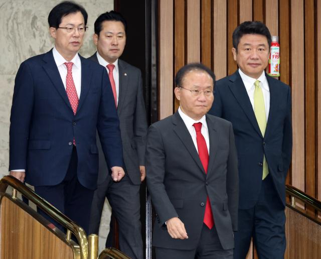 회의 참석하는 윤재옥 원내대표
    서울연합뉴스 한상균 기자  국민의힘 윤재옥 원내대표가 7일 국회에서 열린 원내대책회의에 참석하고 있다 2023117
    xyzynacokr2023-11-07 085901
저작권자 ⓒ 1980-2023 ㈜연합뉴스 무단 전재 재배포 금지저작권자 ⓒ 1980-2023 ㈜연합뉴스 무단 전재 재배포 금지