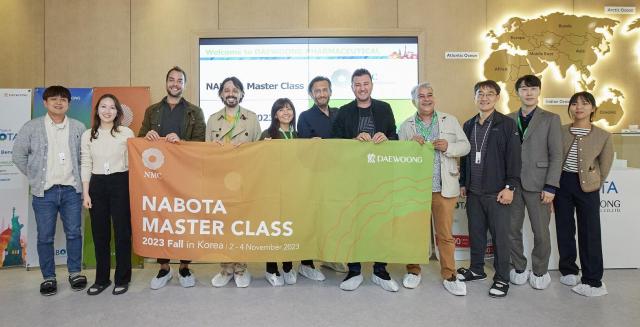 ‘나보타 마스터 클래스 2023’ 참가자들이 기념촬영을 하고 있다 사진대웅제약