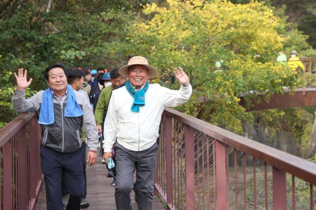 무안숲길걷기대회에 참가한 김산무안군수와 정길수도의원이 활짝 웃고있다사진무안군 제공