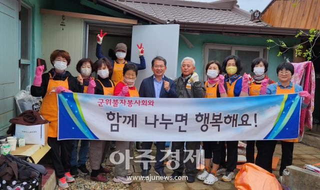 대구시 군위군의 군위 불자봉사회는 군위읍에 거주 중인 홀몸 어르신 가정에 청소 봉사활동을 했다 사진대구군위